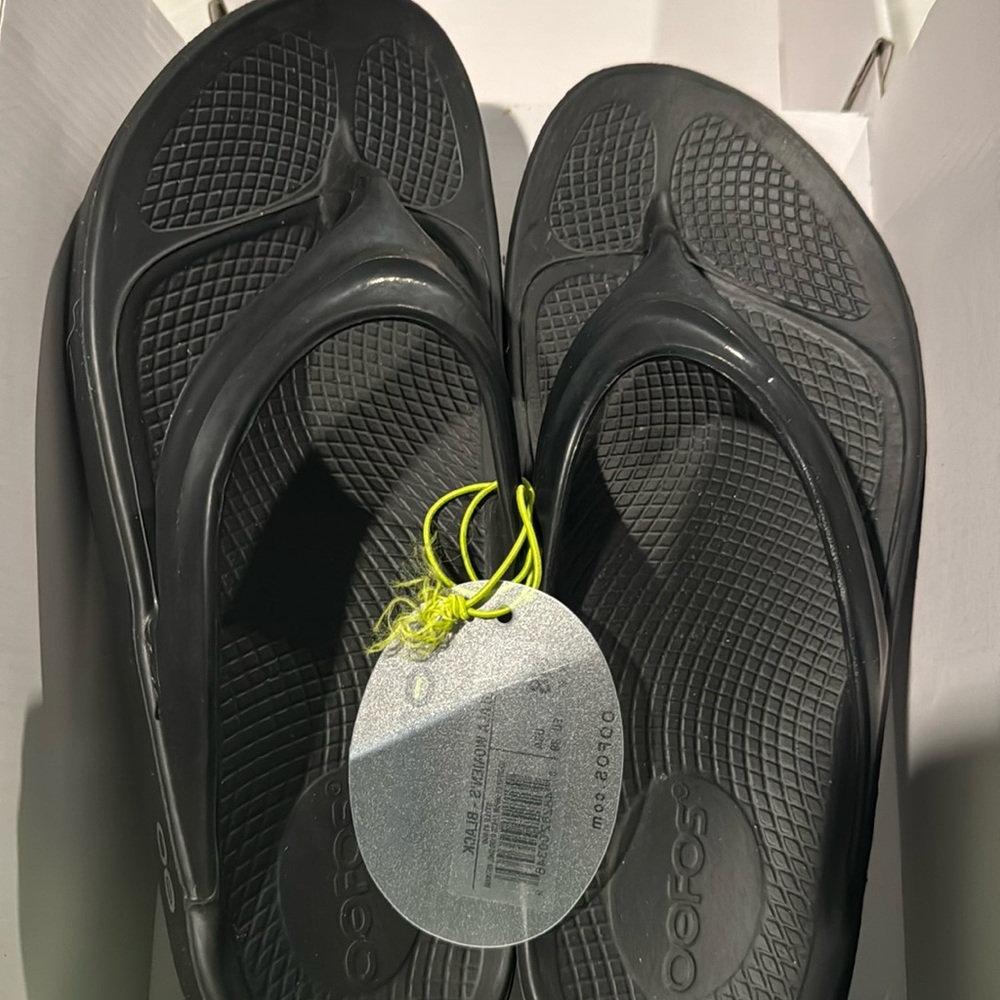 Black Oofas, Size 8